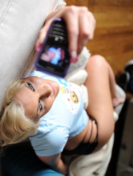 Белокурая милфа Феникс Мари делает селфи, обнажая свое великолепное тело картинка 4