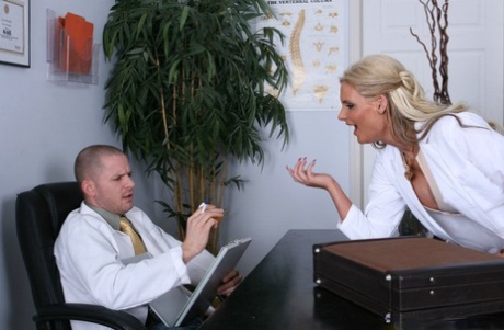 Милфа доктор с огромными дынями Феникс Мари раздевается, чтобы трахнуть твердый член картинка 2