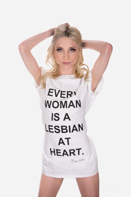 Миниатюрная блондинка Пайпер Перри обнажает свои крошечные сиськи в нижнем белье с принтом картинка 14