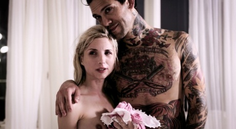 Занудная блондинка Пайпер Перри теряет свою девственность во время групповухи картинка 15