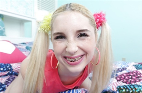 Молоденькая милашка Пайпер Перри и ее косички и подтяжки вызывают оргазм картинка 4