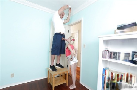 Миниатюрная блондинка-подросток Пайпер Перри скачет верхом на огромном члене картинка 13