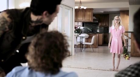 Занудная блондинка Пайпер Перри теряет свою девственность во время групповухи картинка 3