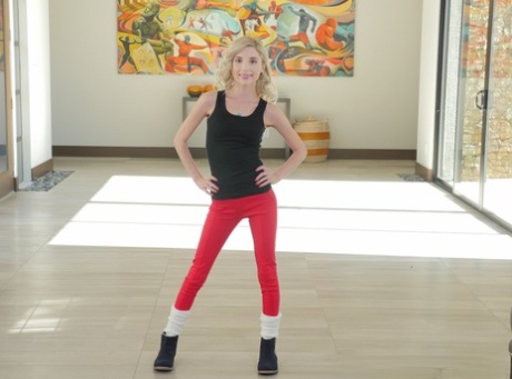 Крошечная блондинка Пайпер Перри снимает с себя одежду после возвращения домой из школы картинка 2