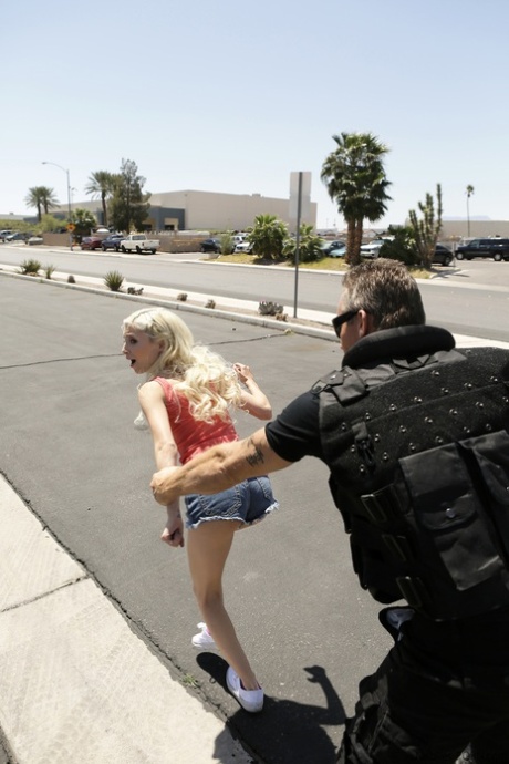 Худенькая молоденькая Пайпер Перри трахается раком и принимает полный рот спермы в машине картинка 3