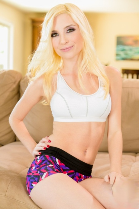 Молодые блондинки Пайпер Перри и Алекса Грейс обнажают бритые вагины картинка 9