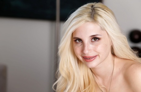 Молодая блондинка Пайпер Перри показывает маленькие сиськи молодой девушки картинка 16