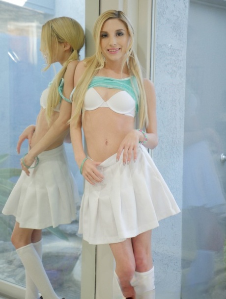 Милая блондинка Пайпер Перри снимает свои белые трусики и юбку картинка 4