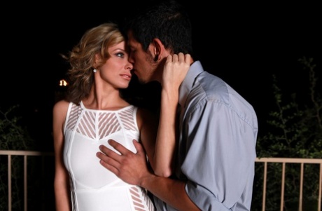 Блондинка Нетронутый край и ее друг-мужчина трахаются ночью во внутреннем дворике картинка 3