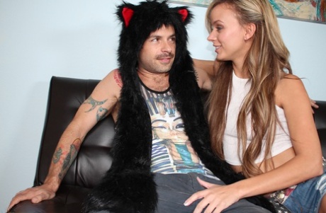 Симпатичная девушка с длинными волосами с нетронутым краем обнажает свои красивые сиськи во время мастурбации картинка 3