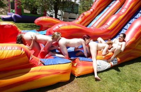 Обнаженные девушки достают секс-игрушки для группового секса всех девушек на водной горке картинка 7