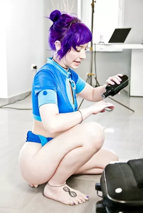 Резвая панк-красотка теребит свою аккуратную попку и обнажает свой анальный зев картинка 2