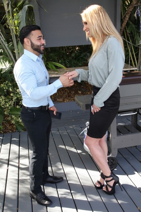 Высокая блондинка Рэйчел Кавалли соблазняет своего друга-мужчину в черной юбке и на каблуках картинка 3