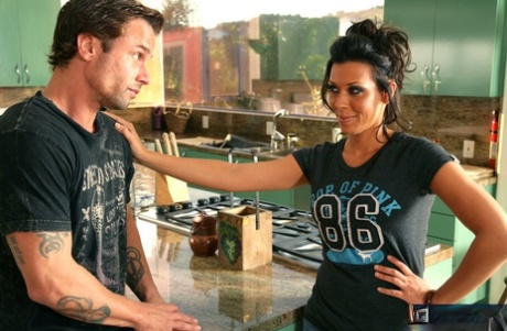 Возбужденная брюнетка Рэйчел Старр соблазняет женатого мужчину и трахается с ним на своей кухне картинка 2