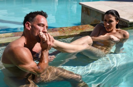 Обнаженная жена Рэйчел Старр соблазняет своего мужа во время купания в бассейне картинка 4