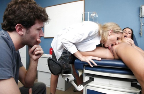 Рэйчел Старр и Джулия Энн наслаждаются горячим групповым сексом у доктора картинка 5