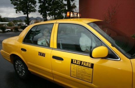 Похотливая красотка с большими сиськами Рэйчел Старр получает жесткий трах в свою киску картинка 2