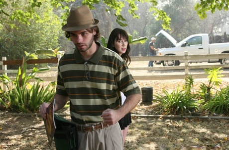 Сексуальная милфа с большими сиськами Рэйвенс сосет огромный член в реальности картинка 4