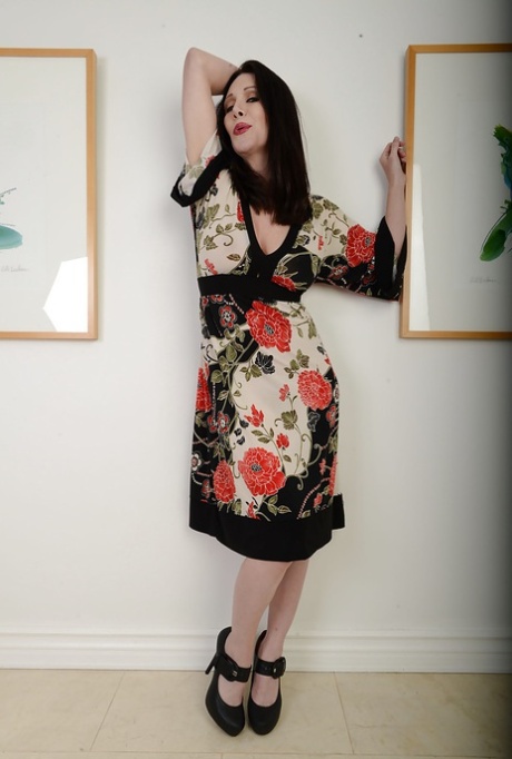 Зрелая брюнетка Рэй Венесс мастурбирует и мечтает о членах картинка 3