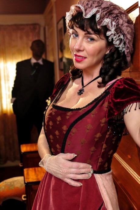 Горячая зрелая брюнетка Рэйвенс демонстрирует сексуальное декольте в средневековом костюме картинка 15