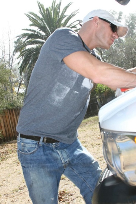 Сексуальная милфа с большими сиськами Рэйвенс сосет огромный член в реальности картинка 5