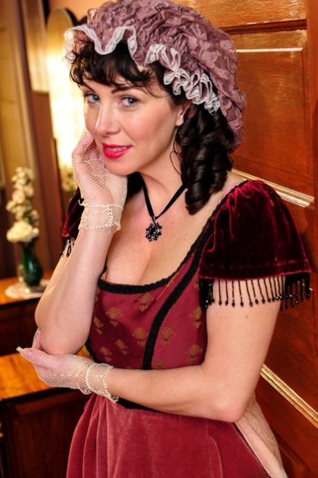 Горячая зрелая брюнетка Рэйвенс демонстрирует сексуальное декольте в средневековом костюме картинка 2