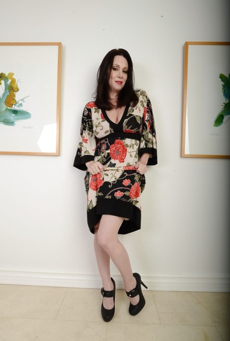 Зрелая брюнетка Рэй Венесс мастурбирует и мечтает о членах картинка 4