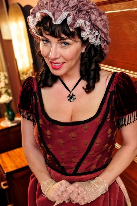 Горячая зрелая брюнетка Рэйвенс демонстрирует сексуальное декольте в средневековом костюме картинка 4