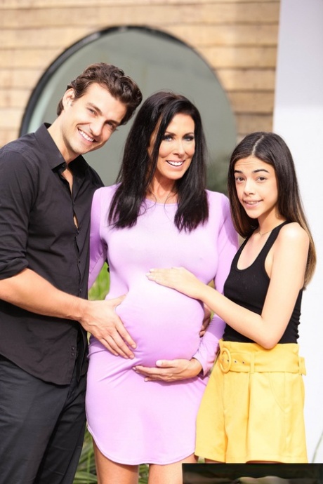 Миниатюрная подросток Рейган Фокс занимается извращенными сексуальными играми с пожилой парой картинка 2