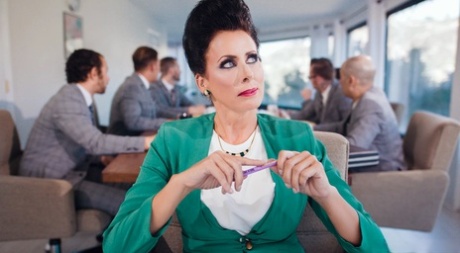 Офисные работницы Рейган Фокс и Брэнди любят раздеваться для лесбийского секса на работе картинка 2