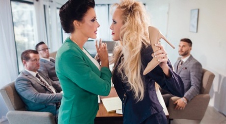 Офисные работницы Рейган Фокс и Брэнди любят раздеваться для лесбийского секса на работе картинка 4