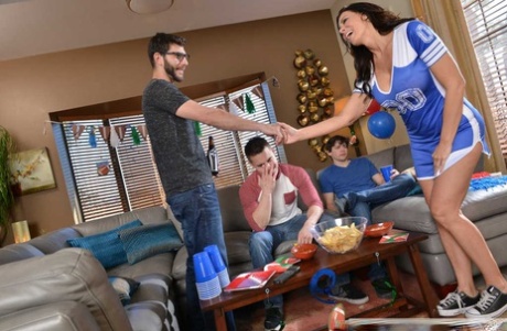 Милфа брюнетка ублажает пару друзей-хипстеров своего сына картинка 3