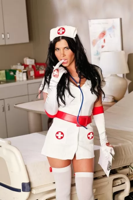 Горячая брюнетка милфа обнажает свои великолепные круглые сиськи в униформе медсестры и чулках картинка 3