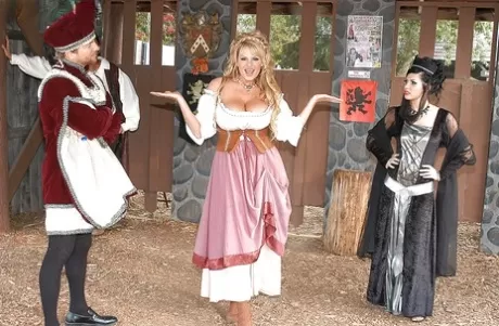 Ребека Линарес занимается потрясающим групповым сексом втроем на высоких каблуках картинка 2