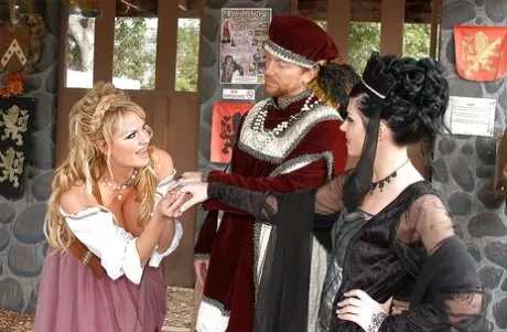 Ребека Линарес занимается потрясающим групповым сексом втроем на высоких каблуках картинка 3