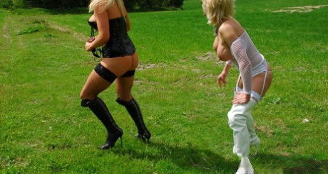 Белокурые цыпочки бродят по сельской местности и писают в солнцезащитные очки картинка 15