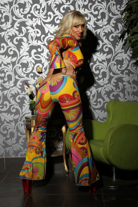 Белокурая цыпочка Ребекка Мор обнажает свои большие сиськи в наряде хиппи картинка 5