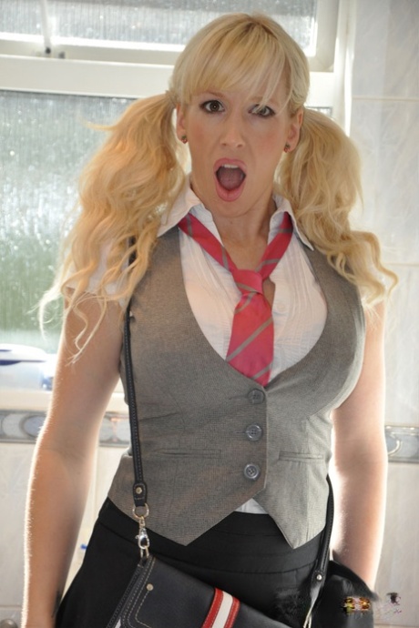 Блондинка Ребекка Мор обнажает свои сиськи и пизду в наряде школьницы картинка 8