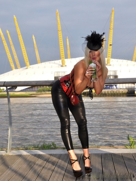 Три распутные зрелые сучки нарядились в извращенное, провокационное нижнее белье и начали картинка 16