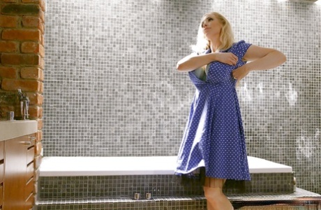 Коренастая блондинка милфа обнажает огромную грудь после раздевания в общественном душе картинка 5