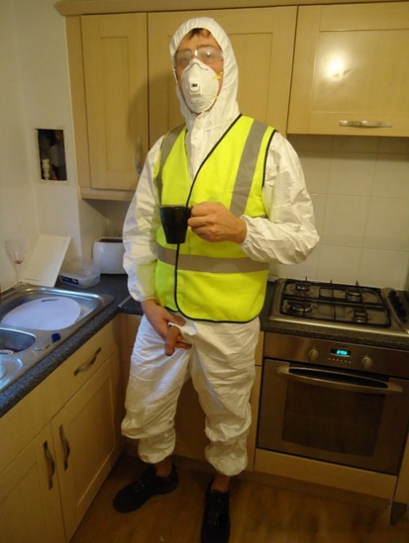 Белокурая милфа Ребекка Мор слизывает сперму с пола после отсоса рабочему-строителю картинка 4