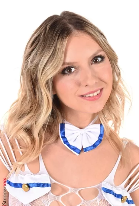 Грязная блондинка Ребекка Вольпетти снимает сексуальное белье во время стриптиз-шоу картинка 5