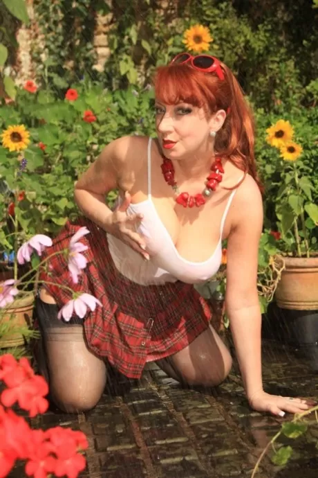 Британская модель Red XXX мочит свою киску, поливая растения во внутреннем дворике картинка 11