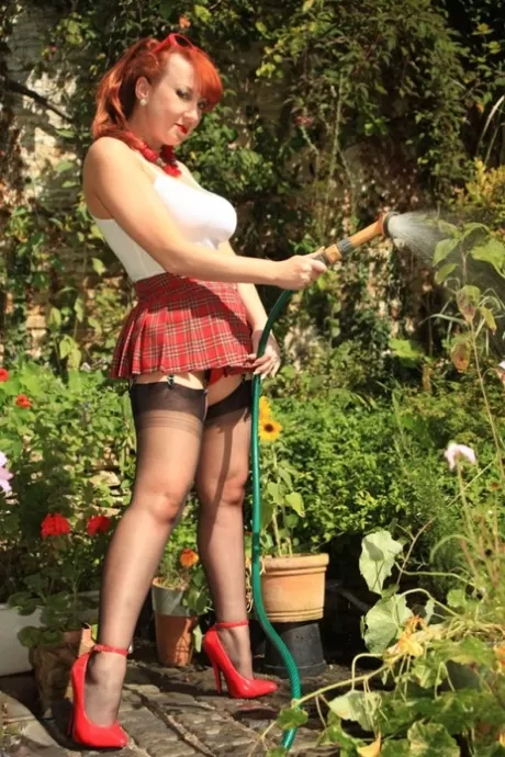 Британская модель Red XXX мочит свою киску, поливая растения во внутреннем дворике картинка 2