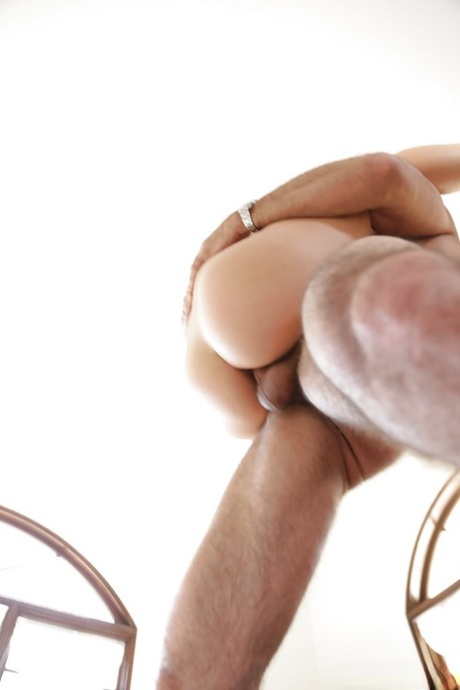 Задорную цыпочку с миниатюрными формами трахают и кончают ей на живот картинка 12