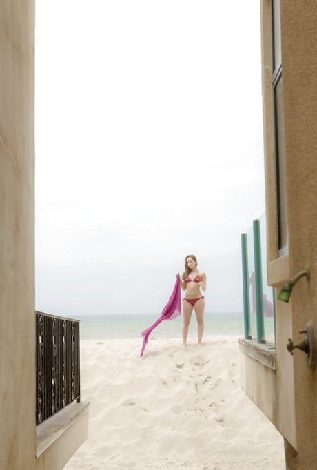 Потрясающая мокрая красотка Реми показывает свое красивое тело на пляже картинка 5