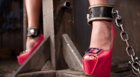 Пышногрудая мамаша Ришель Райан принимает порку и кнутовище по голой заднице картинка 3