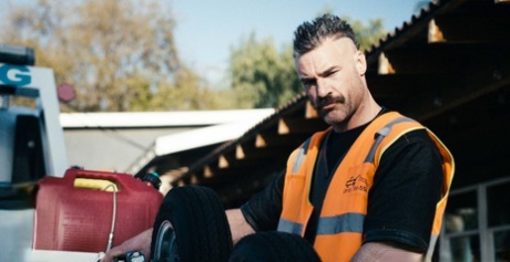 Сексуальная милфа Ришель Райан занимается сексом с водителем эвакуатора после эвакуации картинка 20