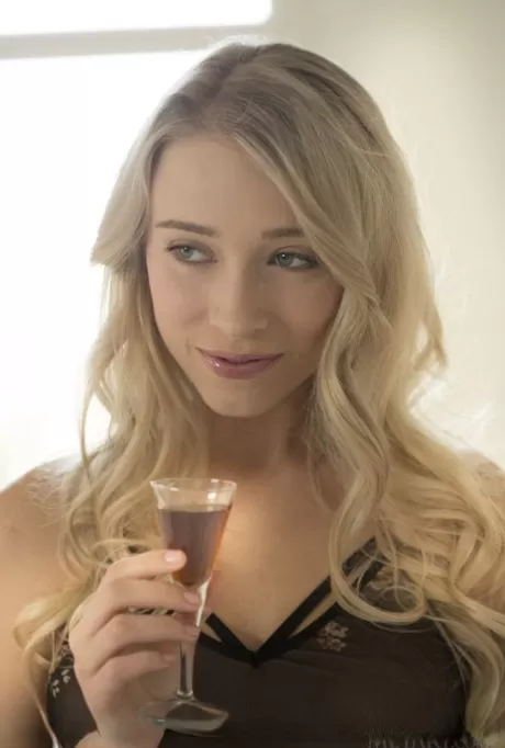 Пьяная и возбужденная красотка Райли Энн приседает на корточки и показывает свои невероятные прелести картинка 2