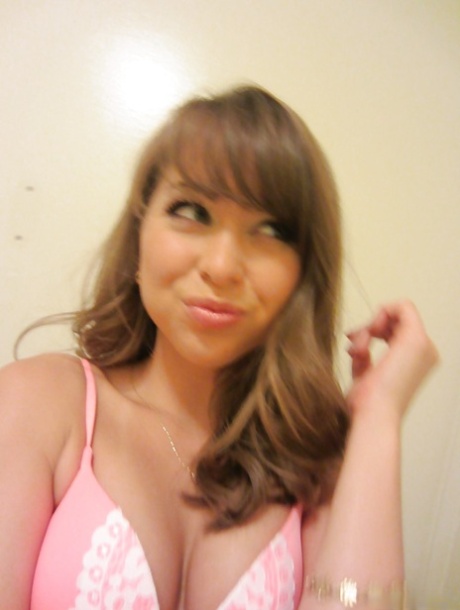 Одетая молоденькая Райли Рид делает несколько сексуальных селфи в туалете картинка 5